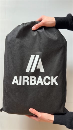 ライス|ミニマリスト on Instagram: "bag: @airback_official model:Original - Matt Black 数日分の荷物を詰めてみたけど、想像以上に入って正直びっくりしました。 服や靴、PCや日用品も無理なく収まって、中もごちゃつかない。 圧縮機能がしっかり効いていて、 詰め込んでいる感覚はないのに、いつもより明らかに多く入ります。 正直、一般的なキャリーケースより入るんじゃないかな？と思ったくらい。 これだけ入るのに、機内持ち込みサイズなのは本当にありがたい◎ PCスリーブやTSAロック、USB-C / USB-Aポートもあって、 移動中や出張時の使い勝手もかなり良い印象でした。 — 今ならクーポンコードを使うと10%オフで購入できます。 Promo Code：YUTAHOLIDAY — I packed a few days’ worth of items and honestly didn’t expect it to fit this much. Clothes, shoes, my laptop, and daily essent