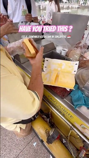 Singapore’s viral ice cream sandwich 🍦🇸🇬 – a must-try street treat near Merlion Park