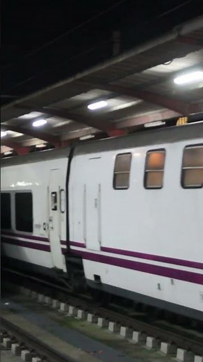 Trenhotel Madrid - Lisboa de renfe saliendo de Madrid Chamartin