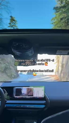 Eu: “Ieșim puțin la aer curat, să ne relaxăm…” 🕊️ Tot eu, pe serpentine: Doamne-ajută să nu apară altă curbă! 😅 Pe fundal ciripesc păsărelele, natura e superbă, lacul strălucește… 🌊 Eu? Țin volanul ca pe ultima felie de cozonac de la Paște 🤣 Relaxare maximă, zic… până când GPS-ul arată încă 27 de curbe 🤦‍♀️ Dar măcar priveliștea face toți banii! 🌄✨ Concluzia: Zen pe exterior, emoții pe interior 😂🌿 #Parodie #DrumCuPriveliște #SerpentineLife #RelaxareCuEmotii