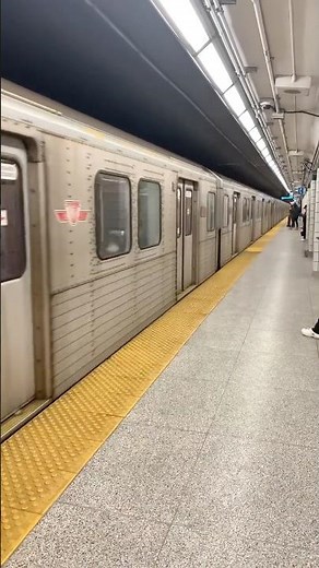 TTC Subway Train Arrives at Bay Station 🚉 | Line 2 Bloor–Danforth 🟢
