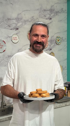 Nancy ~ Thanasis on Instagram: "Μπισκότα Βουτύρου με 3 υλικά από τον @dimitrios.makriniotis #ΕΡΤ1 #studio4_ert @ertofficial Υλικά: 100 γρ. ζάχαρη άχνη 200 γρ. βούτυρο αγελάδος 280 γρ. αλεύρι για όλες τις χρήσεις Εκτέλεση: Στον κάδο του μίξερ βάζουμε τη ζάχαρη άχνη με το βούτυρο και ανακατεύουμε με το φτερό σε μεσαία ταχύτητα μέχρι να αφρατέψουν πολύ καλά. Έπειτα προσθέτουμε το αλεύρι και συνεχίζουμε το ανακάτεμα μέχρι να γίνει ένα ζυμάρι. Βγάζουμε το ζυμαράκι μας από τον κάδο και το μοιράζουμε σ