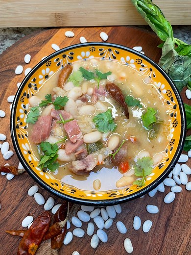 Southern White beans with ham hock and country harm an anytime dish with lots if flavors to enjoy lets get cooking. 1 lb white beans ( hydrated) Ham Hock & Ham slices 1 onion 1/2 cup green bell peppers garlic/ bay leaf/ all spice /pimento pepper/ chilly pepper pink salt to taste liquid smoke cilantro Method as shown ENJOY | Jenny’s Wok