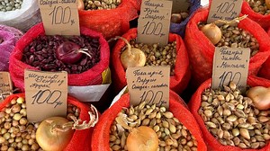 295K views · 2.3K reactions | Друзі, підготували для вас відео, де розповіли про смакові властивості цибулі-сіянки暈, яку можна придбати на майданчику для торгівлі з авто☺️ Приємного перегляду та запрошуємо на #ЗакупиНаШуварі  | Оптовий Ринок "Шувар" | Facebook