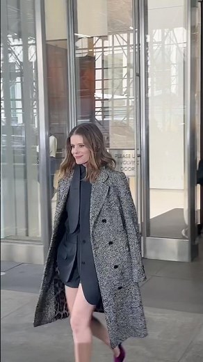 Kate Mara all smiles while stopping for the fans! #katemara #fashion #style