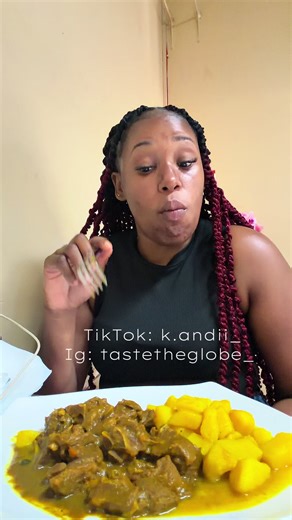 If you know me, you know I LOVEEEE Trini food 😍🇹🇹 especially anything curry!! So this was definitely not my first rodeo — but babyyyy this spot did what needed to be done 👏🏽 I had to get their doubles and let me tell you… easily one of the BEST doubles I’ve ever had! The chickpeas were so tender and well-seasoned, and that mango chutney? 😮‍🔥 It added the perfect touch of sweetness that tied everything together. But the real star of the show was the curried goat 🤤🔥 So tender, packed with