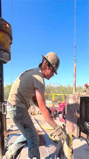 Only One Floorman Working on the Rig Floor #floorman #drilling #riga