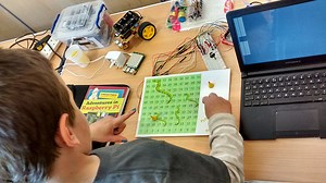 Build A Snakes and Ladder Type Board Game with Your Raspberry Pi B  @Raspberry_Pi #piday #raspberrypi