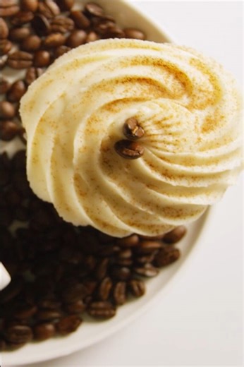 Creamy coffee icing for coffee cupcakes