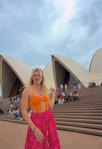Its unreal! Hows it an actual building? Insane! Why do we not have more buildings like this? Where have all the fun architects gone? 🇦🇺🌏 #sydneyoperahouse #australia #exploringaustralia #thingstodo #travellingaustralia