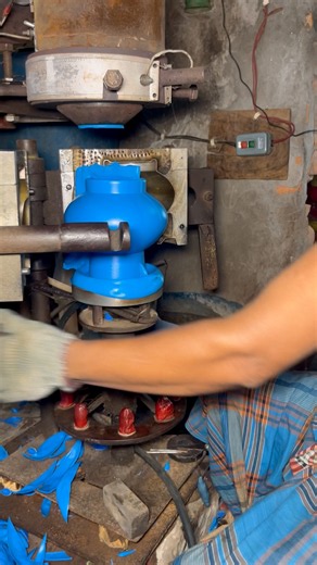Extraordinary plastic water jugs are being made from molten plastic in iron molds