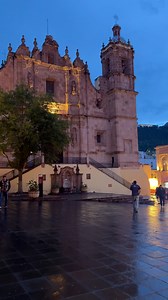🌌💛 Caminar por Zacatecas cuando llueve es como recorrer un cuadro vivo: luces, historia y magia en cada rincón 🏛️🌧️ | Zacatecas Capital