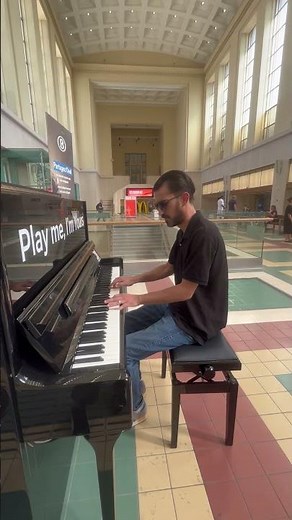Dynamic Pianist Captivates With Boogie Woogie Piano
