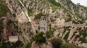 ΚΥΡΙΑΚΗ ΣΤΟ ΧΩΡΙΟ ΞΑΝΑ 👉 Προυσός Ευρυτανίας 📌 ΚΥΡΙΑΚΗ στις 12:30 🕧 στην #ΕΡΤ3 🖥 ▶️ Η Κυριακή στο χωριό ξανά, βρέθηκε στον Προυσό της Νότιας Ευρυτανίας σε ένα χωριό που συνδυάζει όλα τα απαραίτητα συστατικά για μια βουτιά στη γεωγραφία, στη φύση ανάμεσα στα «ατίθασα» βουνά Χελιδόνα, Καλιακούδα και Παναιτωλικό αλλά και στην παράδοση. Από την Αγαθίδειο Βιβλιοθήκη μέχρι τα μονοπάτια που έχουν χαράξει μόνοι τους οι ντόπιοι, η αγάπη των κατοίκων για τον τόπο τους γίνεται φανερή παντού. Εδώ, οι δρά