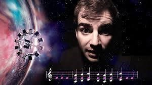 La banda sonora de Interstellar está llena de mensajes y simbología. Habla del espacio y del tiempo, y del lugar del ser humano en todo esto. De qué significa ser padre y qué significa ser un héroe. Y lo más interesante es que no lo hace como lo harían John Williams, o Howard Shore, con temas y motivos. Sino con texturas y sonoridades. Hans Zimmer es un maestro, pero no el tipo de maestro al que estamos acostumbrados. ¿Os habías fijado en cómo usa el silencio Hans Zimmer en la banda sonora de In