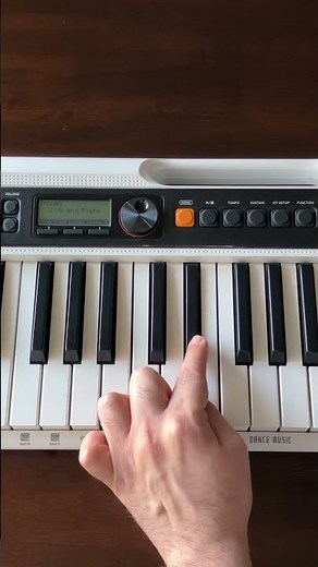 How to perform a 2nd inversion C minor piano chord with the left hand