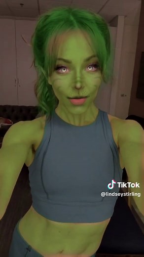 Lindsey Stirling and Sabrina Carpenter Perform Mr. Grinch