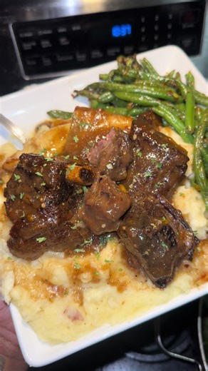 Braised Short Ribs, homemade red mashed potatoes, and sauteed string beans . #fyp #phillytiktok #sundaydinner