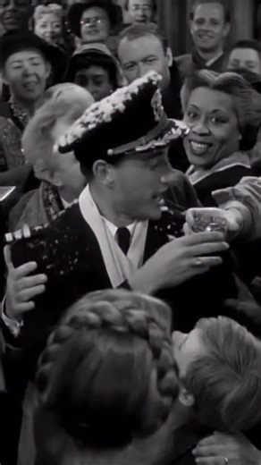 “Dear George, remember no man is a failure who has friends.” Thanks for the wings! Love, Clarence A sweet and timeless message from the Christmas classic IT’S A WONDERFUL LIFE (1946), starring James Stewart and Donna Reed. Merry Christmas and happy holidays to all! Enjoy time with friends and family because that’s what truly makes you rich after all 😉✨ | the.vintage.era
