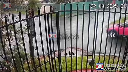 Ciudad Colón, 100 metros al Oeste del Parque, vehículo liviano colisiona a motociclista tras irrespetar el alto. #WazeCR | Waze Costa Rica