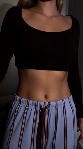 Kada nauka susretne svakodnevnu negu – rezultat je PROFHILO® Figura. Napredna formula sa hijaluronskom kiselinom pomaže regeneraciju kože i poboljšava njenu čvrstinu, dok istovremeno hidrira i čini površinu glatkom na dodir. 💧 Vidljivo zategnutija, dubinski hidrirana koža. | Profhilo Srbija