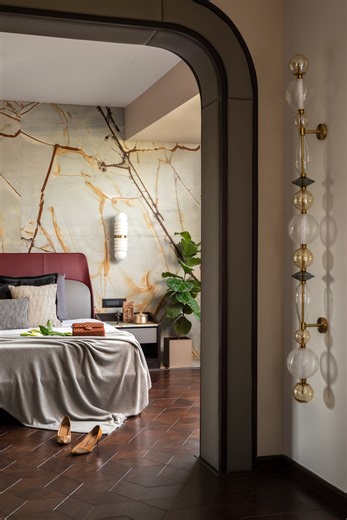 A contemporary luxury residence where minimalist interiors meet maximalist accents, creating a refined balance of modern elegance and spatial calm. The design explores clean lines, layered textures, and a monochromatic palette, carving out serene zones within a richly expressive home. By eliminating excess, the space allows bespoke detailing, material depth, and functional luxury to take centre stage, resulting in an interior that feels both indulgent and deeply liveable. #NouveauNoir #LuxuryInt