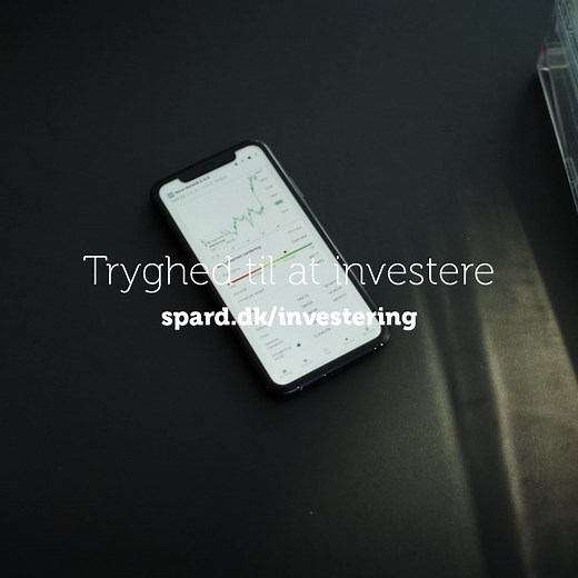 Din første investering skal være tryg. Det kan vi hjælpe dig med 📈💚 Som kunde hos Sparekassen Danmark får du nemlig adgang til en af markedets bedste investeringsplatforme – sammen med den personlige rådgivning, du allerede kender 📱🤝 Det er sund fornuft og tryghed i ét. Læs mere 👉 spard.dk/investering | Sparekassen Danmark