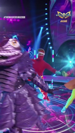 Jacaré dança e desafia a Arara no The Masked Singer