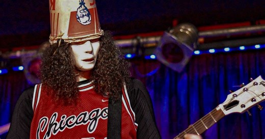 Quién es Buckethead, el artista enmascarado que integró Guns N’ Roses y lanzó cientos de temas como solista