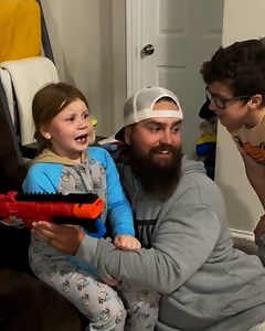 18M views · 1.4K reactions | This is such a dad way of pulling out a wobbly tooth 醴 | LADbible | Facebook