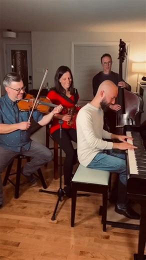 Le Reel Rachel 🎶 Composition de Mathieu en l'honneur de sa douce 👰‍♀️ Cette pièce accompagne aussi la chanson Ti-Paul sur notre premier album 💿 #musiquetrad #fiddle #accordion #folklore Mathieu Baillargeon Marie-Desneiges Hamel Renaud Labelle Greg Hotbread | La Déferlance