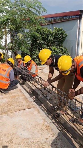 আজকের হাতে-কলমে ট্রেনিং: Roof Beam / ছাদের বিম – Drawing থেকে Execution পর্যন্ত সম্পূর্ণ Practical Class La-Mim Design & Construction – Industrial Attachment Training সিভিল ইঞ্জিনিয়ারিং-এ Roof Beam হচ্ছে এমন একটি Structural Member যা একটি বিল্ডিংয়ের উপরের অংশের লোড সঠিকভাবে Column-এ ট্রান্সফার করে। Beam-এ একটি ভুল পুরো স্ট্রাকচারের নিরাপত্তাকে ঝুঁকিতে ফেলে দিতে পারে। আজকের ক্লাসে আমরা স্টুডেন্টদেরকে রুফ বিমের প্রতিটি স্টেপ একদম বাস্তব কাজের মাধ্যমে দেখিয়েছি এবং শিখিয়েছি—Drawing থেকে শুরু করে 