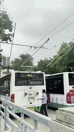 The "Wiring" Ritual of Tram Drivers: Behind-the-Scenes Stories of Urban Transportation