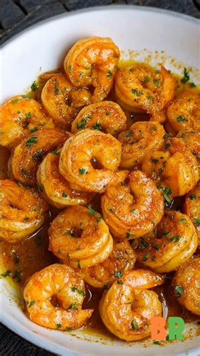 20-Minute Cajun Shrimp Recipe Succulent shrimp are sautéed quickly with aromatic Cajun spices, then finished in a light cream and butter sauce for a rich yet clean low-carb preparation. Controlled heat and precise timing keep the shrimp tender while building depth in a single pan. 🛒Ingredients : 1 lb shrimp, peeled and deveined 1/2 tbsp minced garlic 1/2 tbsp paprika 1 tsp Italian seasoning 1/4 tsp onion powder 1/4 tsp garlic powder 1/4 tsp salt 1/8 tsp red pepper flakes 1/4 tsp black pepper 2 