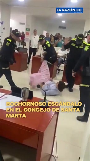 En una nueva controversia en el Concejo de Santa Marta, el concejal Miguel ‘Mono’ Martínez fue retirado a la fuerza por la Policía tras múltiples interrupciones durante un debate de control político. | LA RAZÓN.CO