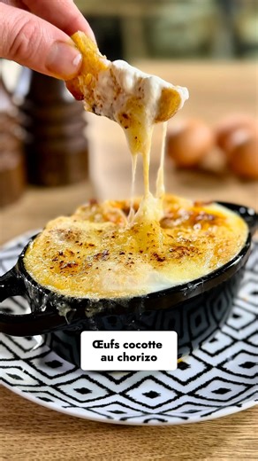 Succombez à cet œuf cocotte au chorizo qui marie la douceur crémeuse du jaune coulant aux saveurs épicées de la charcuterie ! 🥚🌶️ | Cuisine AZ