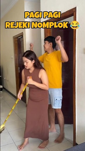 PAGI PAGI DAPET REJEKI NOMPLOK 😂 #videoshort #funny #kontenprank #comedy #prankterlucu