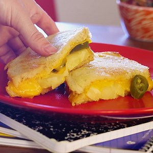 Did you know you can make this delicious Sweet & Spicy Grilled Cheese with a clothing iron? Welcome to Panda Academy, college students! Get the written recipe here: http://bit.ly/2aJw73J | Cooking Panda