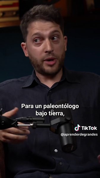 ¿Te preguntaste alguna vez cómo se desarrolló la vida en la Tierra? Hoy vemos una gran diversidad de especies, pero no siempre fue así. ¿Cómo fue que desde el primer organismo vivo, evolucionaron las plantas, los animales y vos? Esas son las preguntas que se hacen los paleontólogos. En este episodio, conversamos con Alberto Boscaini. Alberto es paleontólogo, experto en animales muy grandes que vivieron hace mucho tiempo en el continente americano. Nació en Italia y decidió vivir en Argentina por