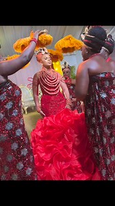It’s stunning to see the grace and charm that the Okuku headgear adds and brings to the table . See the grace with which the bride carries the Okuku … Edo traditional weddings could soon become some of the standout styles in global mainstream weddings! It’s already happening @okukuhub | Edo Pride