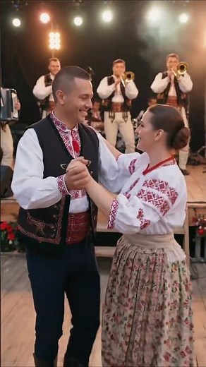 Biesiada trwa! Jędrzej łapie za pas i tańczy z Kasią! 🪗 #polskamuzyka #polskifolk #biesiada