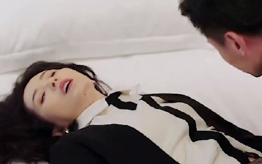 漂亮的女秘书被老板下药抱上了床，女孩职场也要小心