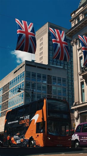 Papaya vibes rolling through London 🧡 | McLaren