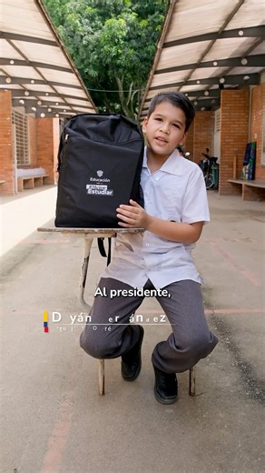🎒📚 ¡Trabajamos para que cada niño y niña en Colombia comience el 2026 con todos los juguetes! Con más de 44.000 kits escolares estamos llevando alegría y esperanza a miles de estudiantes y sus familias en 8 departamentos. Y no solo eso, también estamos entregando 10.000 kits de uniformes escolares. Porque es #MejorEstudiar con todo nuevito. 🤝 La inversión total fue de 7.000 millones de pesos, que no solo cubre materiales educativos, sino que también alivia el bolsillo a los padres de familia,
