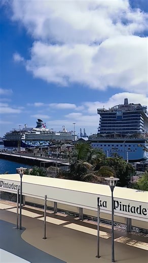 … Postales de la ciudad que habito… Postales de Las Palmas de Gran Canaria… El muelle de Santa Catalina, bajo la luz clara de una tarde que empieza… Cielo abierto en azules, nubes que pasan sin prisa y un mar sereno que acaricia el muelle con su rumor manso y llena la mirada de reflejos… Desde el Centro Comercial El Muelle, las palmeras vigilan la avenida y el aire trae ese perfume de sal que solo conoce quien vive cerca del mar… Es mediodía. La tarde se inaugura sin alboroto, en una ciudad que