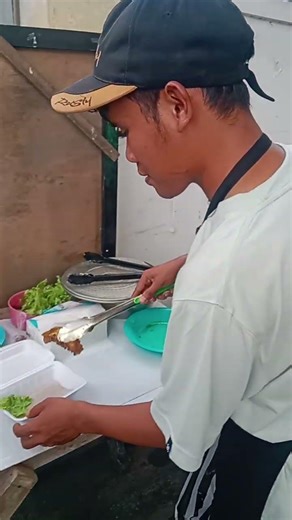 Selling delicious specialties (Menjajakan sajian khas berselera)