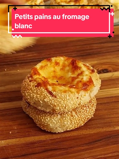 Petits pains au fromage blanc – Moelleux, savoureux et irrésistibles ! ❤❤❤ Ces petits pains moelleux sont fourrés d’un fromage blanc crémeux – parfaits pour le petit-déjeuner, le goûter ou même le dîner. Faciles à préparer et incroyablement délicieux ! Dites-moi si vous préférez une saveur plus douce ou plus ludique ! ❤️❤️❤️ ✅️ Ingrédients : Pour la pâte : 500 g de farine (4 tasses), 300 ml d’eau (1,5 tasse), 15 g de sucre en poudre (1 cuillère à soupe), 80 ml d’huile d’olive (8 cuillères à soup