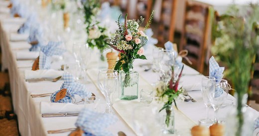 Décoration de table baptême : 20 idées de tables originales, champêtres et chics