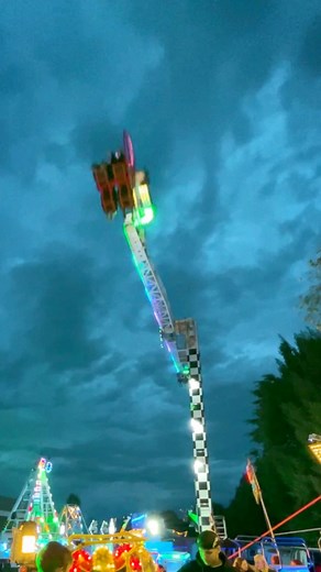 Atrakce Booster Speed 4G 🚀 Super rychlý Booster s parádní jízdou 🤩 Kdo se nebojí a chodí na tuto atrakci? 💪🔥 (omlouvám se za horší kvalitu záznamu) 🙈#fypシ #schausteller #forain #manege #funfair #fairground #feria #kermis #fahrgeschäft #kirmes #atrakce #kolotoče #wesolemiasteczko #ringzispil #karuzela #karussell #amusementrides #lunapark #fêteforaine #thrillride #fairground #sensationforain #überkopf #foire #freizeitpark | Attraction Hunter