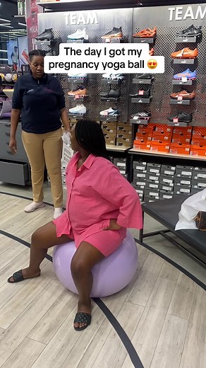 The best thing you can do for yourself during pregnancy is get a yoga ball 😍 it helps bring baby down and stretch your lower back! 10/10 🔥💜 #pregnancy #pregnancyjourney #yogaball #howto #ericamashiloane #babybump #labourtips #fyp #selfcare